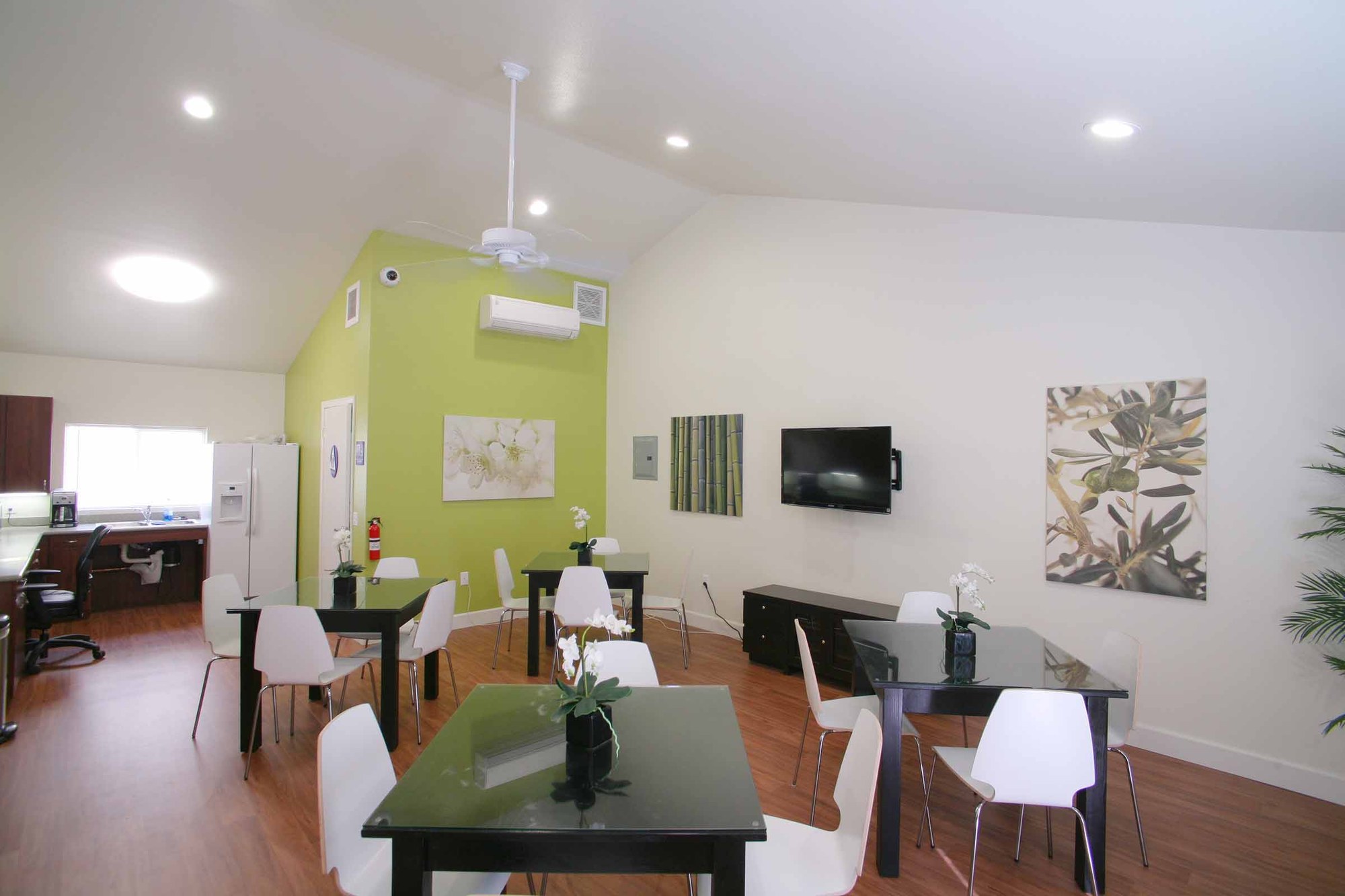 Evergreen Apartments @ The Jasmin — photograph 3 of 3