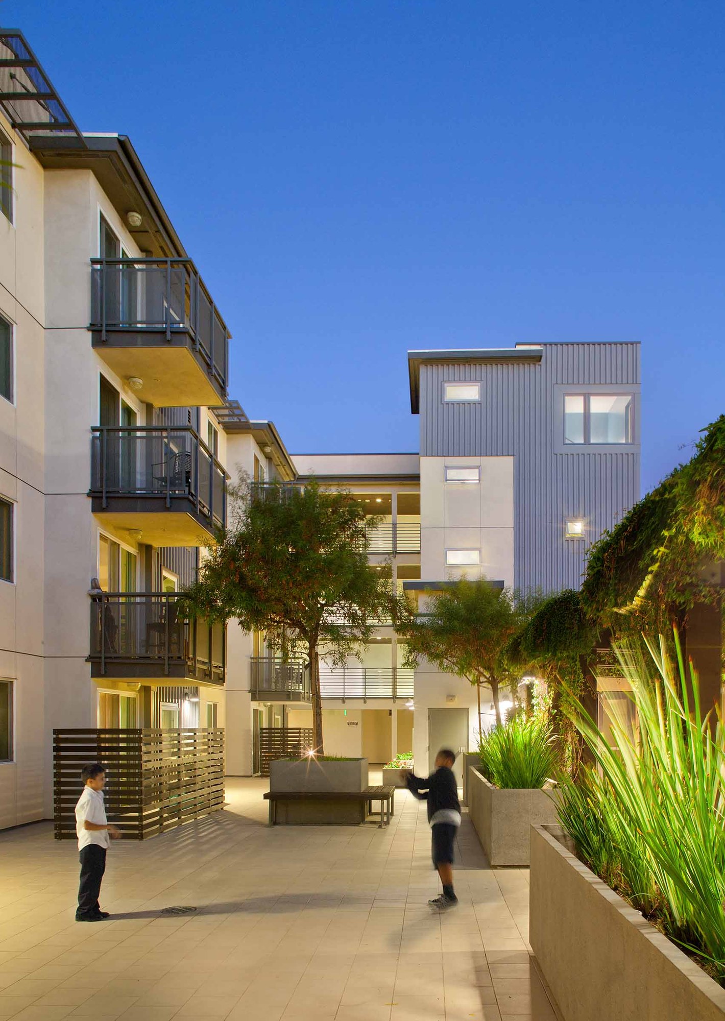 Rio Vista (Glassell Park) Apartments — photograph 1 of 5